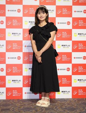 ドレスアップし笑顔を見せる政田夢乃　
