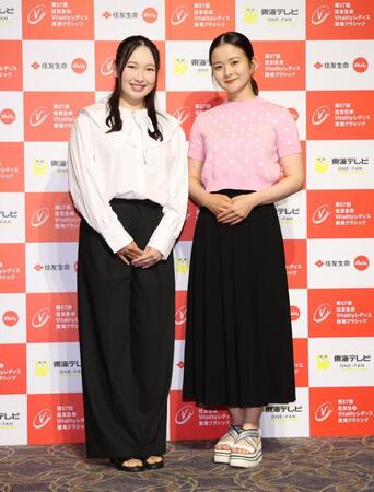 ドレスアップし笑顔を見せる小祝さくら㊧、川崎春花