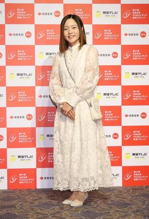 ドレスアップし笑顔を見せる佐藤心結