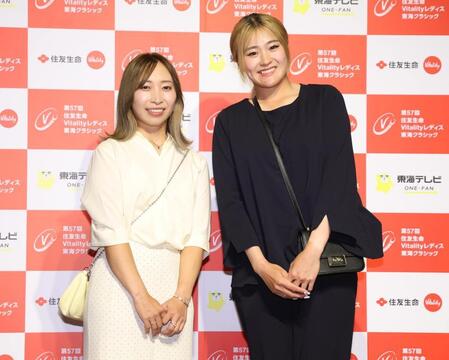 ドレスアップし笑顔を見せる大出瑞月㊧、桑木志帆