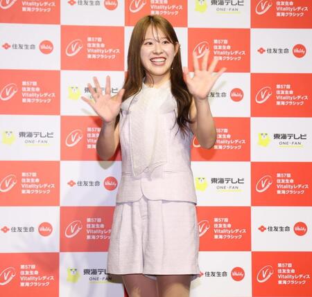 ドレスアップし笑顔を見せる吉田鈴