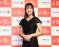 ドレスアップし笑顔を見せる吉沢柚月