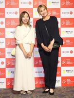 ドレスアップし笑顔を見せる大出瑞月㊧、桑木志帆　