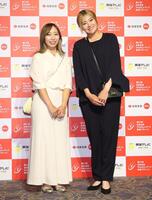ドレスアップし笑顔を見せる大出瑞月㊧、桑木志帆　