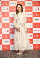 ドレスアップし笑顔を見せる佐藤心結
