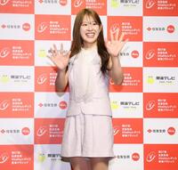 ドレスアップし笑顔を見せる吉田鈴