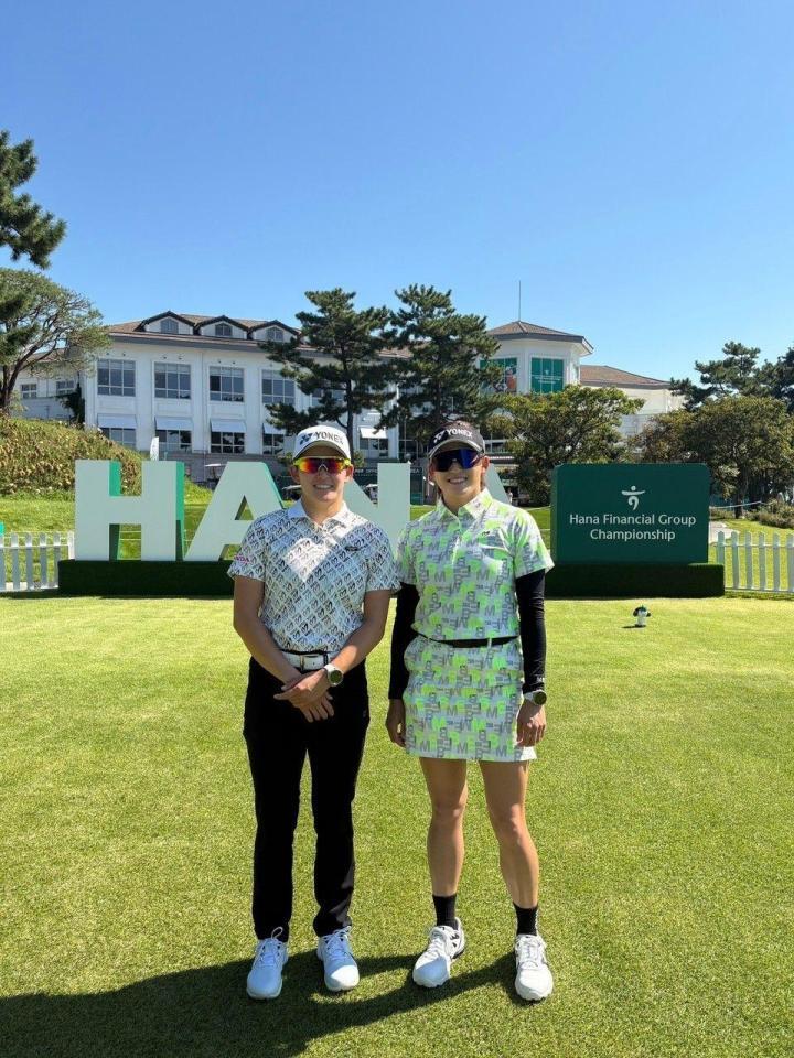 女子ゴルフのツインズ、岩井明愛（左）・千怜姉妹（マネジメント事務所提供）