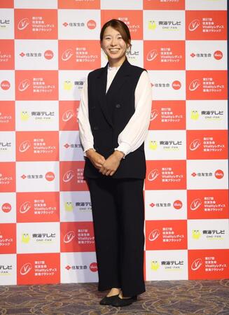 ドレスアップし笑顔を見せる渋野日向子