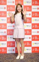 ドレスアップし笑顔を見せる吉田鈴