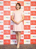 ドレスアップし笑顔を見せる三浦桃香