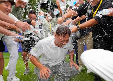 　通算２５アンダーで初優勝し、祝福される内藤寛太郎