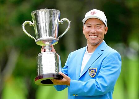 　笑顔でツアー初勝利の優勝カップを手にする内藤寛太郎