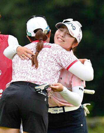 　神谷そら（手前）とのプレーオフを制し優勝した佐久間朱莉