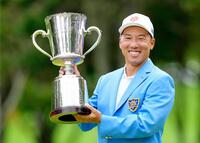 　笑顔でツアー初勝利の優勝カップを手にする内藤寛太郎