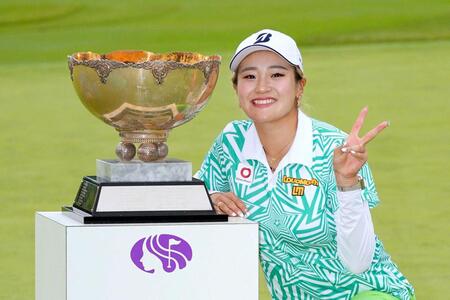 　通算１２アンダーで優勝した桑木志帆