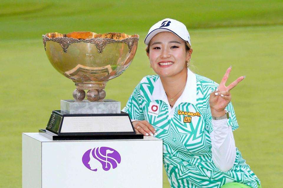 　通算１２アンダーで優勝した桑木志帆