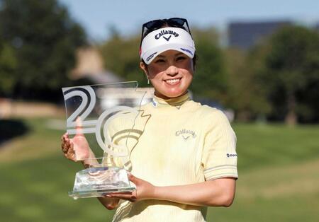 　女子ゴルフのアーカンソー選手権で米ツアー初優勝を果たし、笑顔の西村優菜（共同）