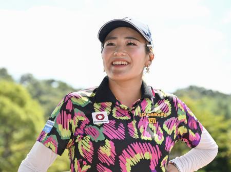 　日本女子オープン選手権開幕を前に取材に応じる桑木志帆＝宝塚ＧＣ