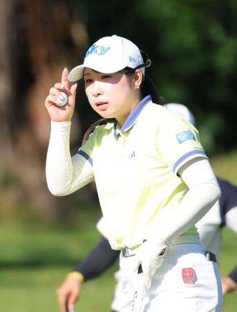 １０番、グリーンで笑顔を見せる荒木優奈（撮影・坂部計介）