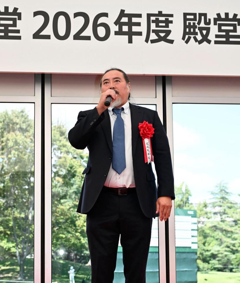 日本ゴルフ殿堂入りの式典であいさつする尾崎将司さんの長男智春さん