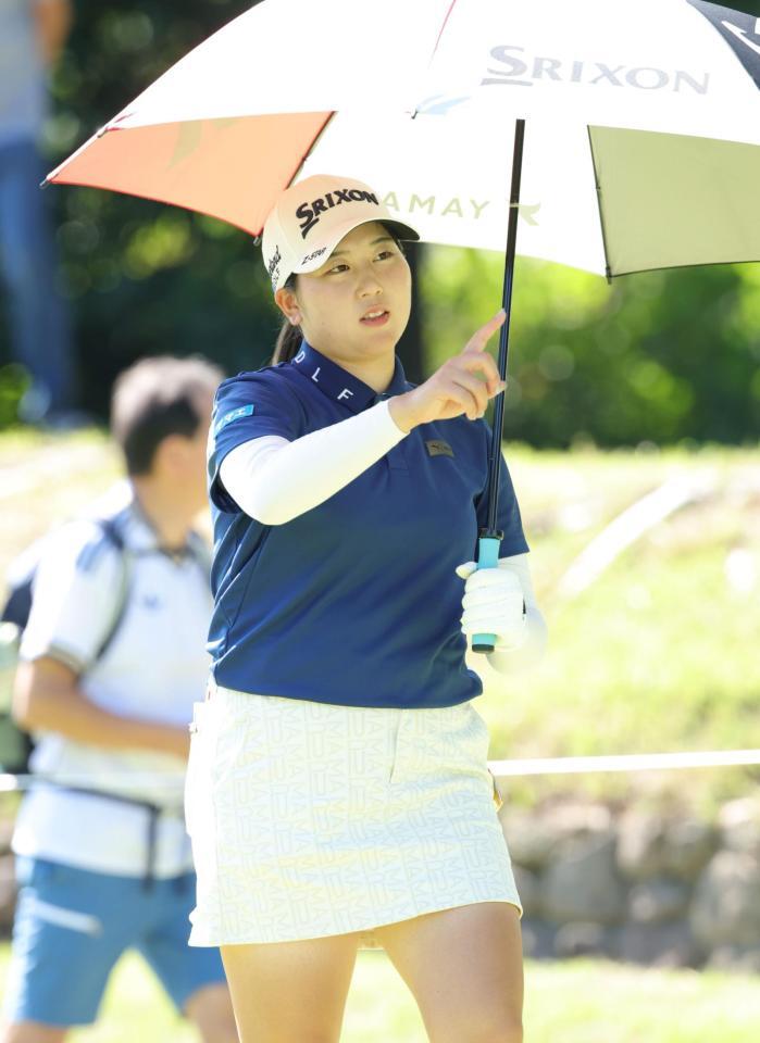 強い日差しに日傘をさしてラウンドする藤本愛菜（撮影・坂部計介）