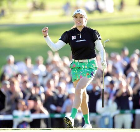 　１８番、チップインバーディーを決め、ガッツポーズをする桑木志帆（撮影・坂部計介）