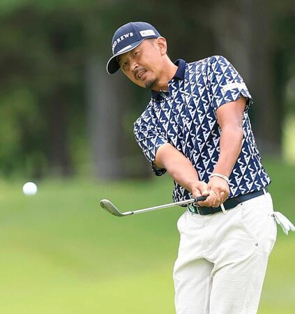 通算１５アンダーで首位の岩田寛