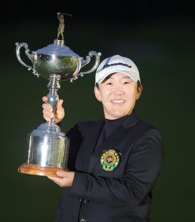 優勝トロフィーを手に笑顔の申ジエ（撮影・坂部計介）