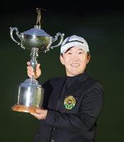 優勝トロフィーを手に笑顔の申ジエ（撮影・坂部計介）