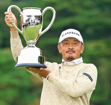　通算１３アンダーで優勝した岩田寛