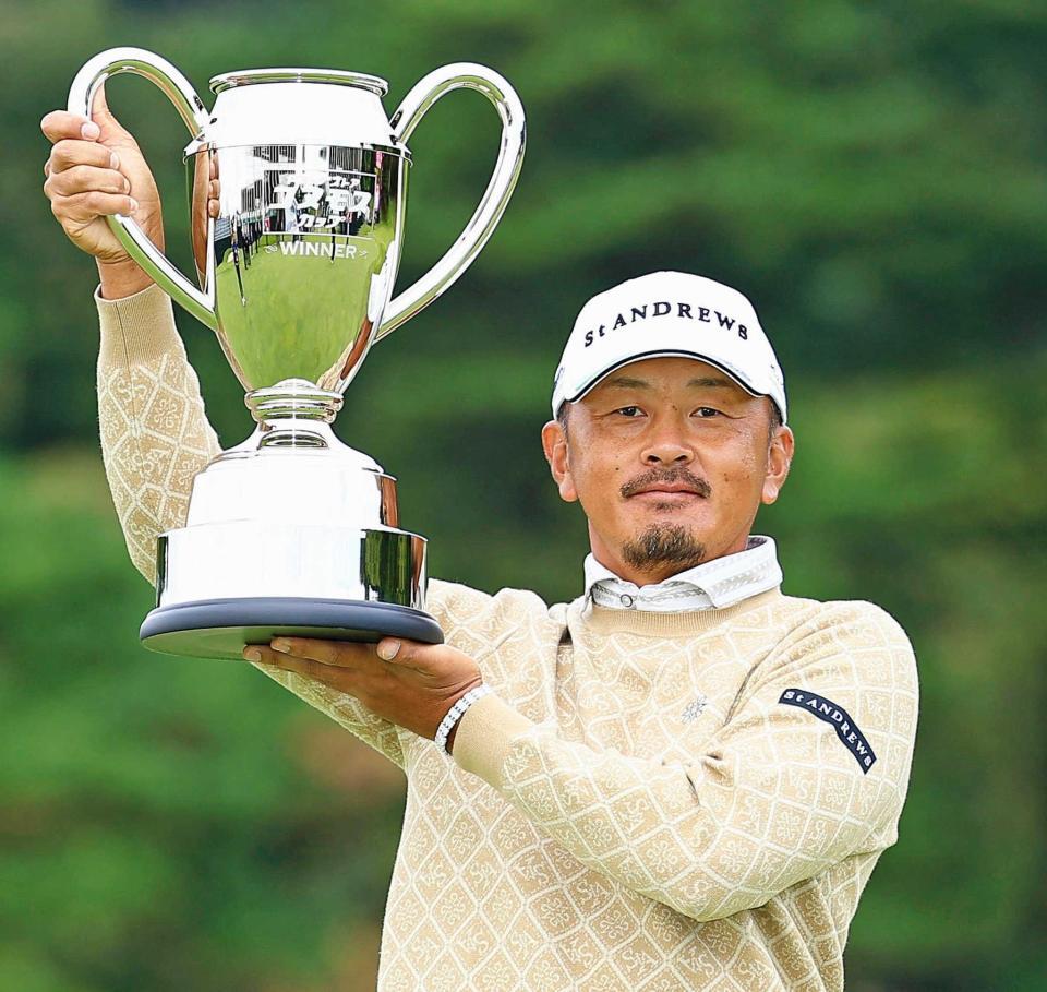 　通算１３アンダーで優勝した岩田寛