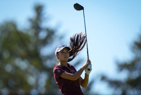 　８月、カナダで開催された米女子ゴルフのツアー大会でティーショットを放つ選手＝エドモントン（カナダ通信・ＡＰ＝共同）