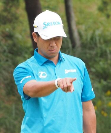 ４番でグリーンのラインを読む松山英樹