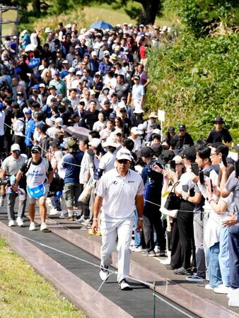 第２日、ラウンドする松山英樹。大勢のギャラリーが詰めかけた