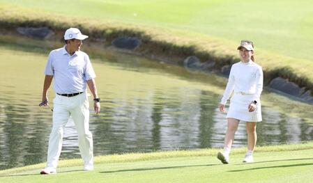 原辰徳氏（左）とラウンドする西村優菜（撮影・中田匡峻）