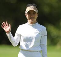 １０番、笑顔で手を振る西村優菜（撮影・中田匡峻）