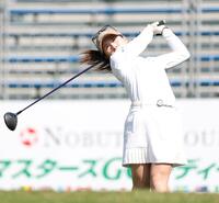 １０番、ティーショットを放つ西村優菜（撮影・中田匡峻）