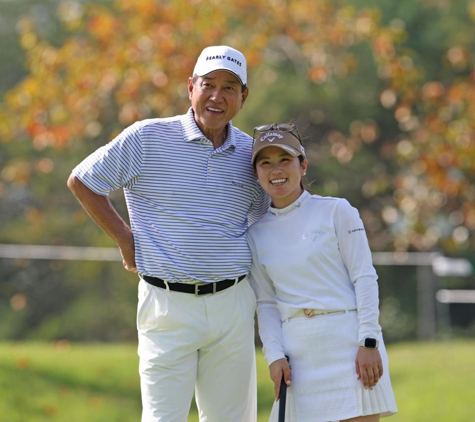 笑顔を見せる西村優菜（右）と原辰徳氏（撮影・中田匡峻）