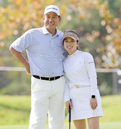 　原辰徳氏（左）と笑顔を見せる西村優菜（撮影・中田匡峻）