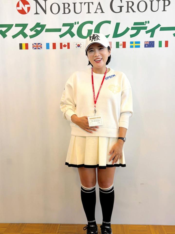 笑顔で「おめでた」を報告する大会アンバサダーのイ・ボミ