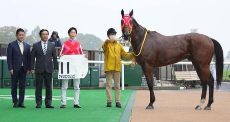 デビュー戦を勝利したアメリカンフレンズ。左端は藤岡健調教師、左から３人目は津村