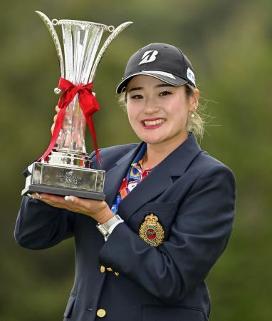 　通算１５アンダーで優勝した桑木志帆＝マスターズＧＣ