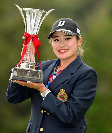 通算15アンダーで優勝した桑木志帆