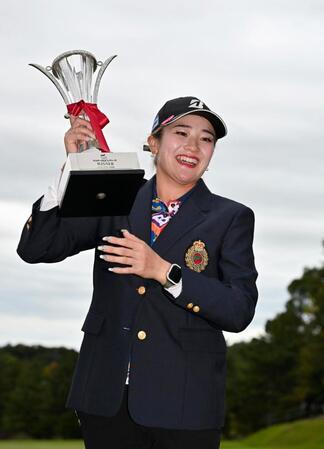 通算15アンダーで優勝した桑木志帆