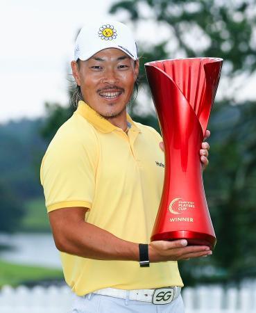 　最終日、通算１５アンダーで今季２勝目を挙げ、トロフィーを手に笑顔を見せる藤本佳則＝成田ヒルズＣＣ