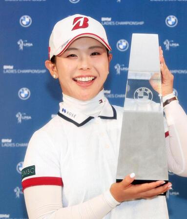 ゴルフのＢＭＷ女子選手権で米ツアー初優勝を果たし、トロフィーを手に笑顔を見せる吉田優利＝25日、韓国南西部・海南のパインビーチ・リンクス（ゲッティ＝共同）