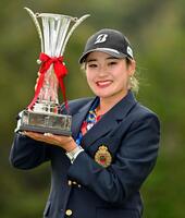 通算15アンダーで優勝した桑木志帆