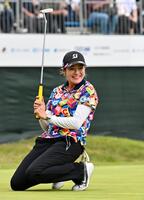 最終日、通算15アンダーで優勝した桑木志帆