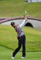最終日、通算15アンダーで優勝した桑木志帆