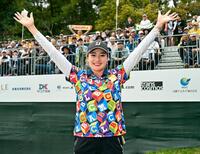 通算15アンダーで優勝し、喜ぶ桑木志帆